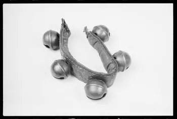 photographie Accessoire de cirque : bracelet à cinq grelots Ph.1988.1.516 Photo