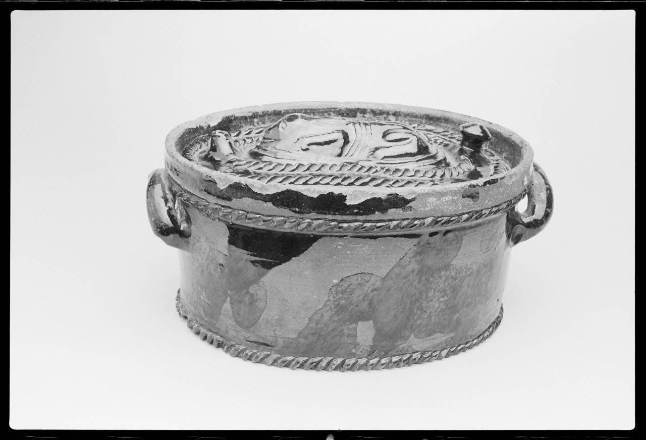 photographie MNATP. Exposition. Arts et traditions populaires : nouvelles acquisition : quérir, choisir (17 novembre 1987 - 28 mars 1988) Ph.1988.1.546 Photo