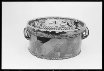 photographie MNATP. Exposition. Arts et traditions populaires : nouvelles acquisition : quérir, choisir (17 novembre 1987 - 28 mars 1988) Ph.1988.1.546  Photo