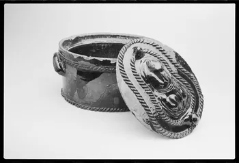 photographie MNATP. Exposition. Arts et traditions populaires : nouvelles acquisition : quérir, choisir (17 novembre 1987 - 28 mars 1988) Ph.1988.1.547  Photo