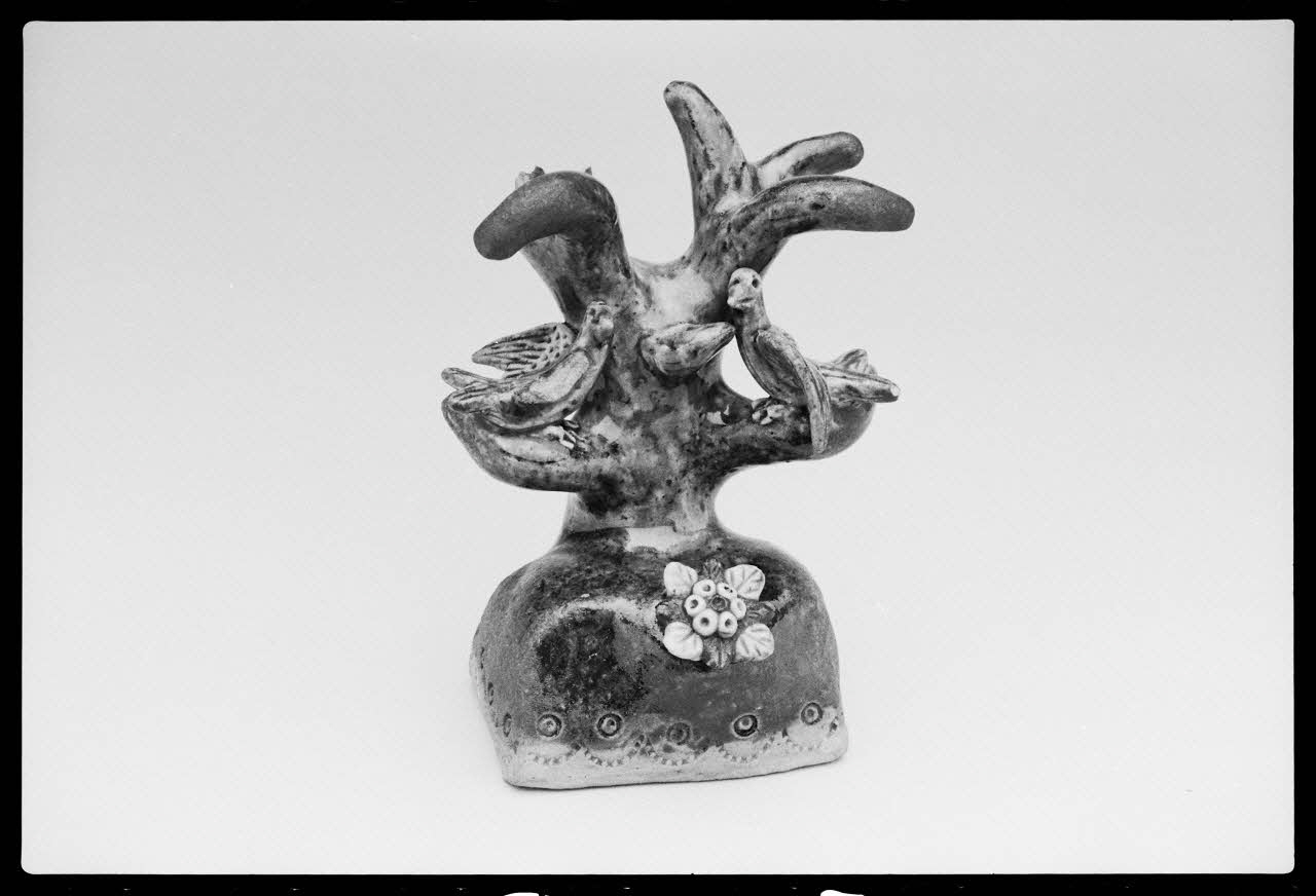 photographie MNATP. Exposition. Arts et traditions populaires : nouvelles acquisition : quérir, choisir (17 novembre 1987 - 28 mars 1988) Ph.1988.1.567 Photo