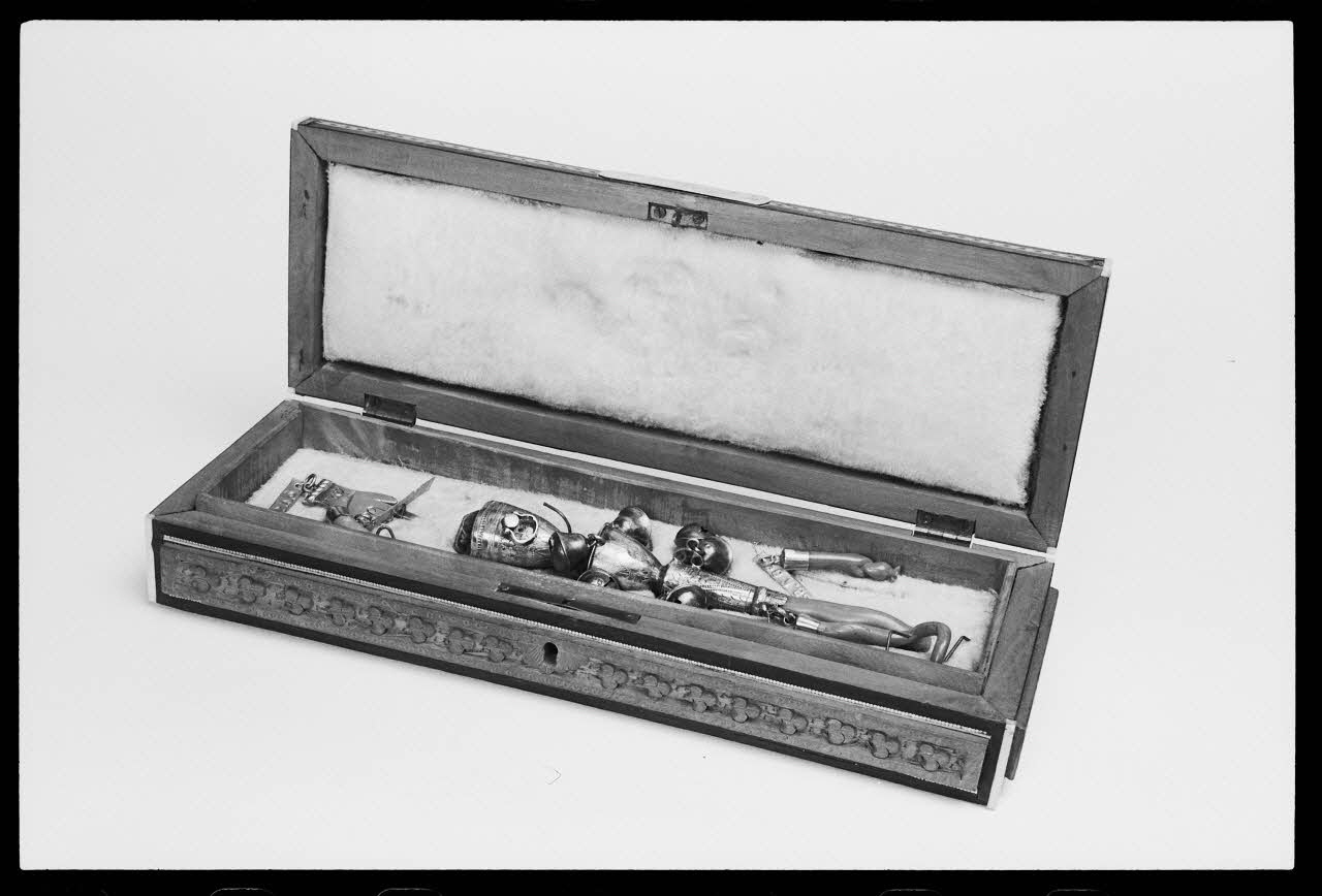 photographie Boîte contenant des amulettes et un hochet. Bois, vermeil, corail. 19è siècle Ph.1988.1.60 Photo