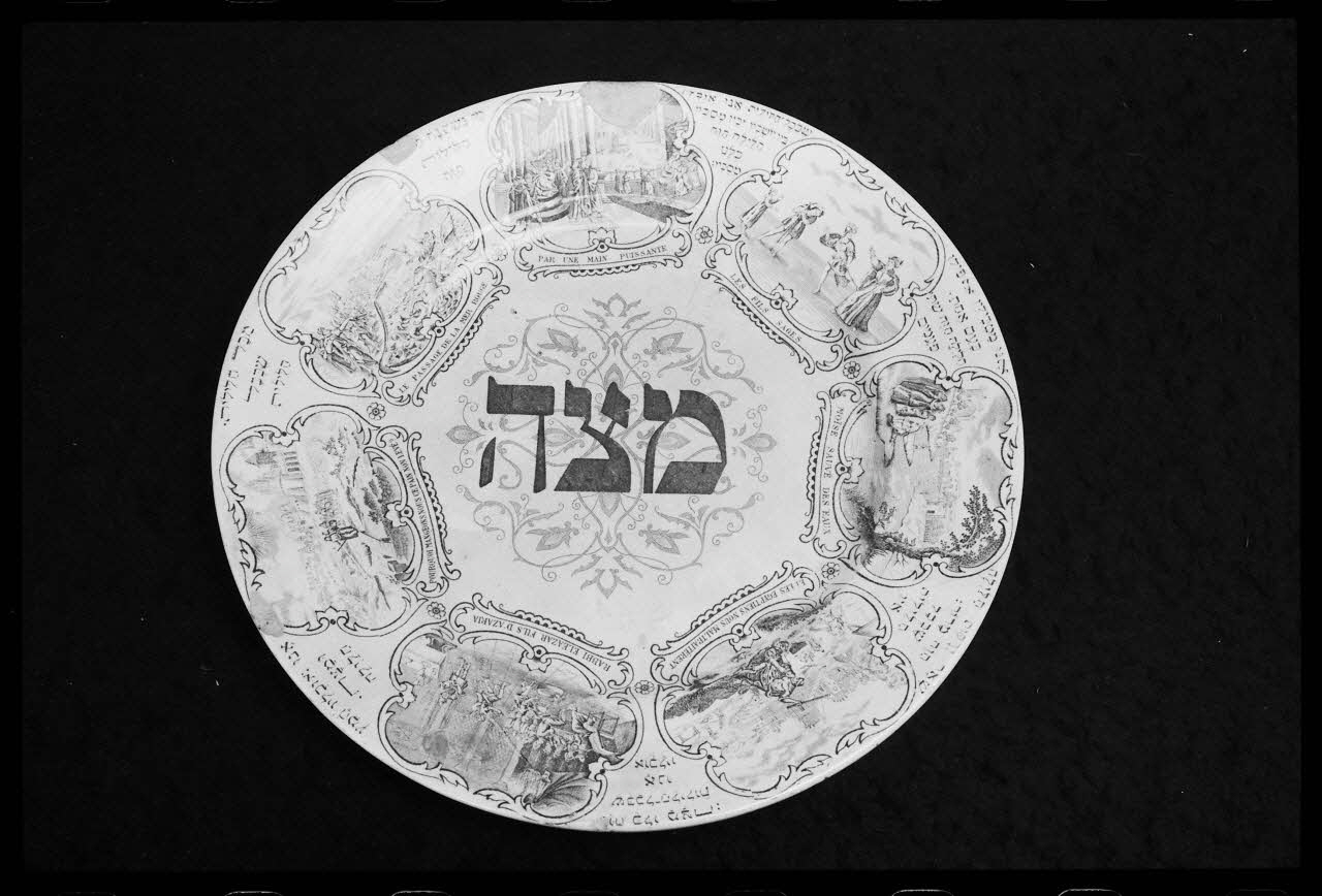 photographie Rite et culte du judaïsme. "Assiette de Seder", en faïence. Vers 1875 Ph.1988.1.61 Photo