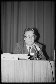 André Pelle photographie "Anthropologie sociale et ethnologie de la France". Congrès de sociologie au MNATP du 19 au 21 novembre 1987 Ile-de-France, France 1987 Ph.1988.17.44  Photo