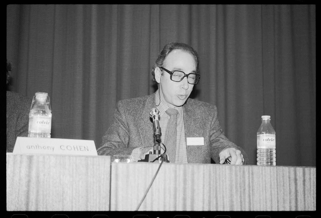 André Pelle photographie "Anthropologie sociale et ethnologie de la France". Congrès de sociologie au MNATP du 19 au 21 novembre 1987 Ile-de-France, France 1987 Ph.1988.17.46 Photo