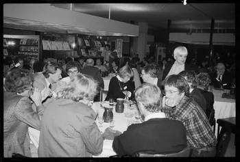 André Pelle photographie "Anthropologie sociale et ethnologie de la France". Congrès de sociologie au MNATP du 19 au 21 novembre 1987 Ile-de-France, France 1987 Ph.1988.17.47  Photo