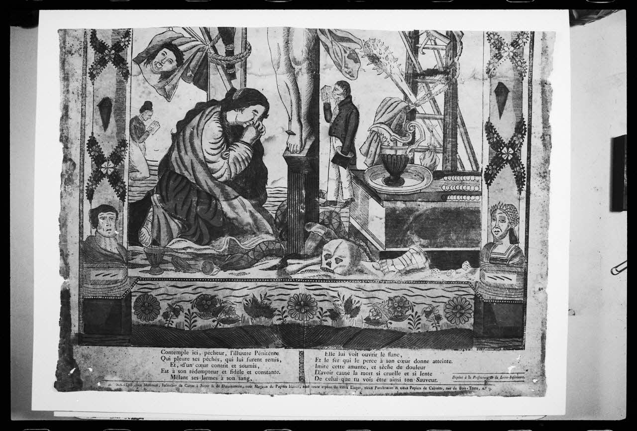 photographie "Crucifix de la passion". Estampe accompagnée d'un texte, datée de 1844. Bois couleur. Maison Mouillé à Nantes (partie inférieure) Ph.1988.2.183 Photo