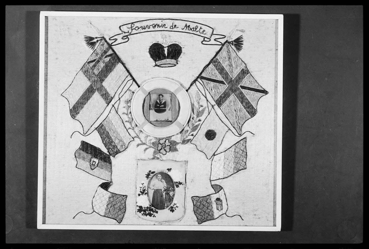photographie "Souvenir de Malte. Pour un marin de l'Edgar Quinet". Souvenir de soldat daté de 1918. Soie brodée, fond blanc Ph.1988.2.213 Photo