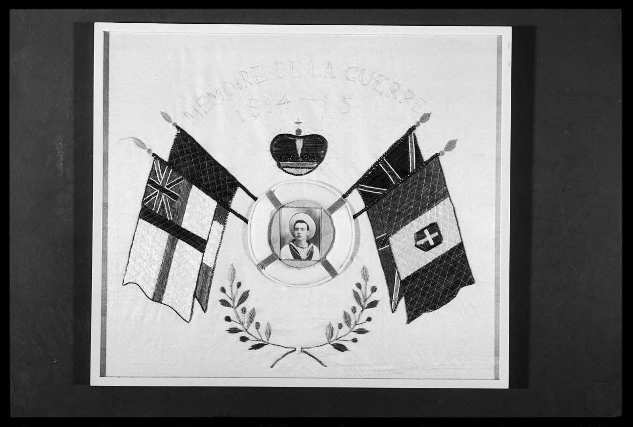 photographie "Mémoire de guerre". Souvenir de soldat daté de 1918. Soie brodée, fond rose Ph.1988.2.214 Photo