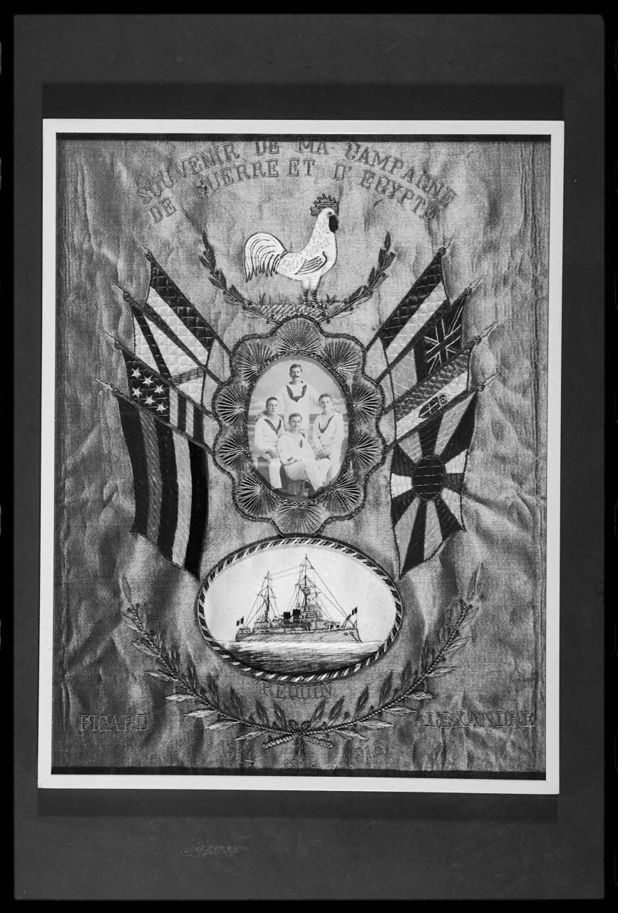 photographie "Souvenir de ma Guerre d'Egypte par A. Picard". Souvenir de soldat daté de 1916. Soie brodée, fond mauve Ph.1988.2.215 Photo