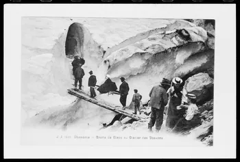 photographie "Grotte de glace au glacier des Bossons". Carte postale Ph.1988.42.9 Photo