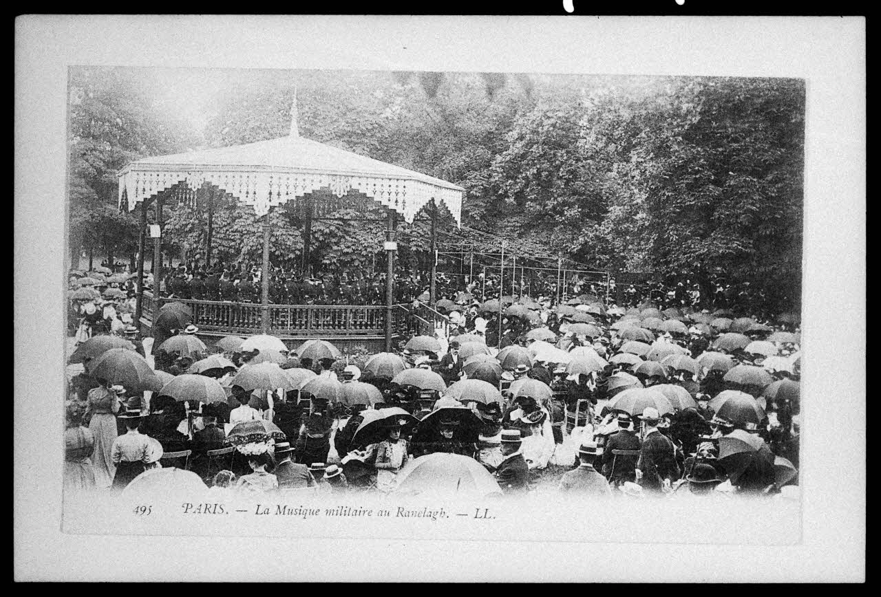 photographie "La musique militaire au Ranelagh". Carte postale Ph.1988.44.1 Photo