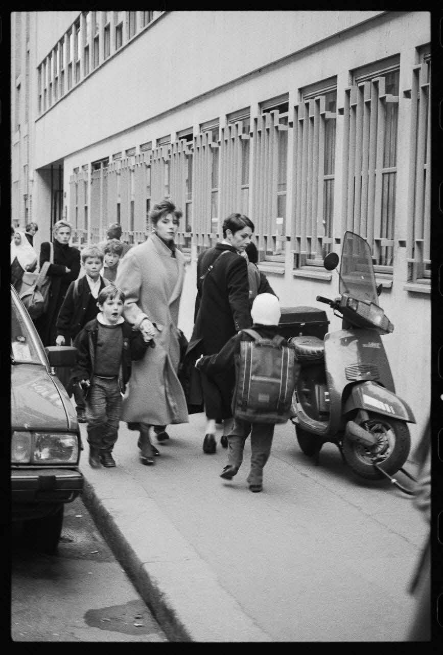 André Pelle négatif Scène de rue le 15 mars 1988 Ile-de-France, France 1988/3/15 Ph.1988.49.10 Photo