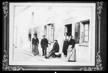 photographie Habitation et forge de Monsieur Carré. Maréchal-ferrant jusqu'en 1917. Photo de groupe avec personnes en costumes Ph.1988.6.1  Photo