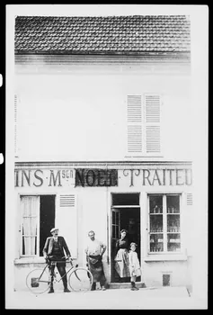 photographie Maison louée par Monsieur Carré (au centre) entre 1917 et 1929. Personnages en costumes, marchand de vin. Maréchal-ferrant jusqu'en 1917 Ph.1988.6.3 Photo