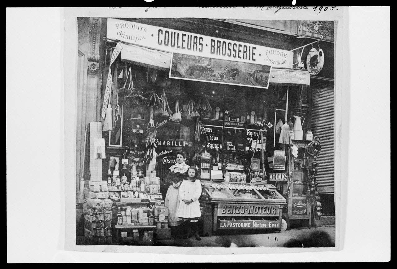 photographie "Au rat peint". Carte postale. Devanture de la quincaillerie de Monsieur Mabille. Marchand de couleur. 1910 Ph.1988.7.1 Photo
