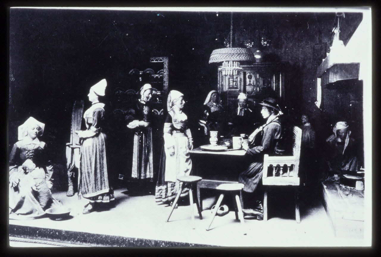 Hervé Jézéquel ; Paris, Musée de l'Homme photographie Musée d'ethnographie du Trocadéro. Salle de France. Vitrine Bretagne. 1895 Ile-de-France, France 1895/1/1 Ph.2003.15.1 Photo Mucem / Hervé Jézequel