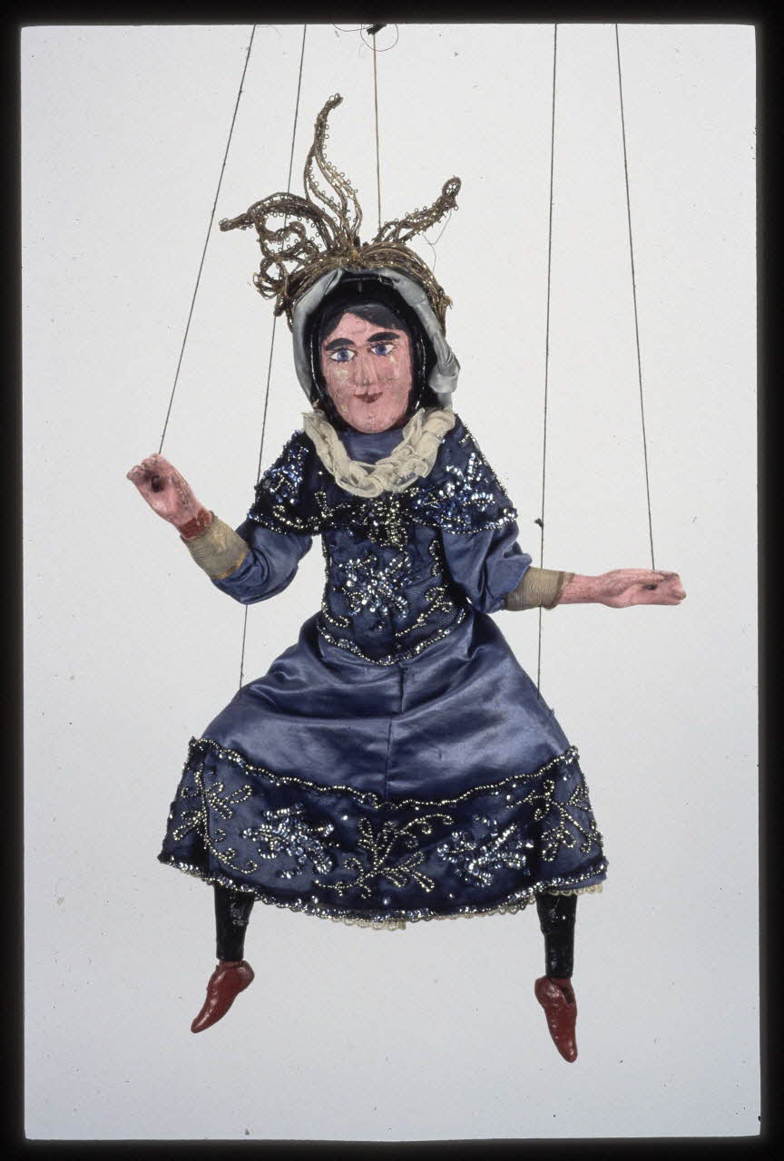 photographie Marionnette à fils. Tête mobile à trois visages. Théätre Dulaar-Roussel (cf ph. 93.1.536 à 538) Ph.2004.1.286  Photo