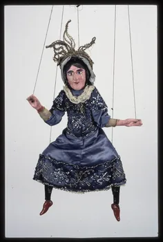 photographie Marionnette à fils. Tête mobile à trois visages. Théätre Dulaar-Roussel (cf ph. 93.1.536 à 538) Ph.2004.1.286  Photo