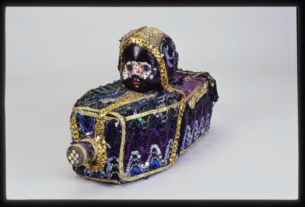 photographie Bouteille cercueil. Bouteille rituelle (culte vaudou haïtien). Plan large Ph.2004.1.333 Photo