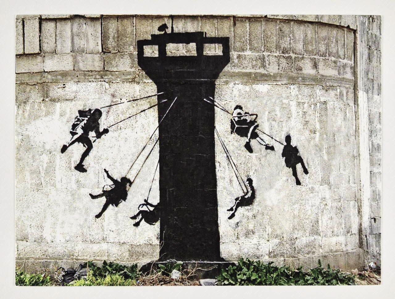 carte postale Manège de Banksy 2023.41.17 Photo Mucem / Marianne Kuhn