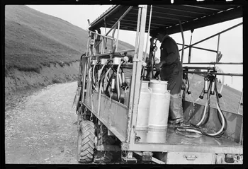 photographie Nettoyage de la machine à traire Ph.1977.133.43 Photo