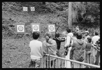 photographie Jeu d'adresse : tir à l'arc Rhône-Alpes, France 1977/8/21 Ph.1977.133.53  Photo