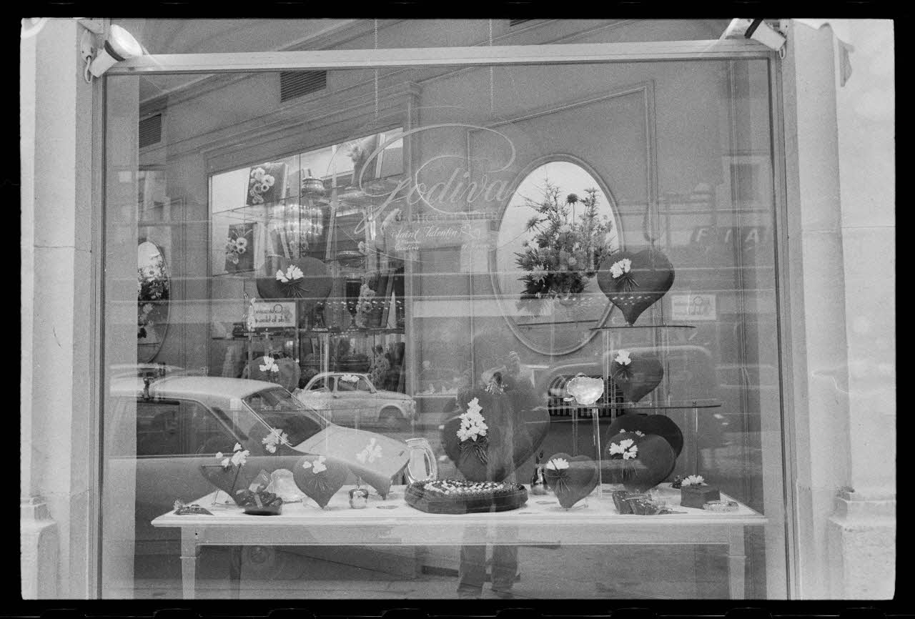 Josiane Bézinian photographie MNATP. Exposition. Paris : boutiques d'hier (16 mai 1977 - 17 octobre 1977) France 1973 Ph.1977.90.1 Photo