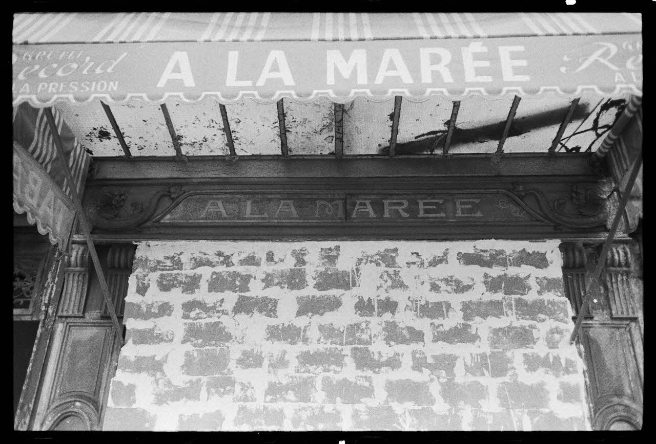 Josiane Bézinian photographie MNATP. Exposition. Paris : boutiques d'hier (16 mai 1977 - 17 octobre 1977) France 1973 Ph.1977.90.10 Photo