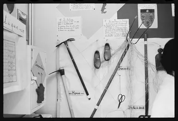 Schwartz photographie Exposition scolaire du MNATP. L'instrument à travers les âges Ile-de-France, France 1977/7/1 Ph.1977.94.16  Photo