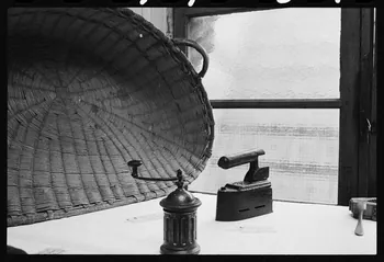 Schwartz photographie Exposition scolaire du MNATP. L'instrument à travers les âges Ile-de-France, France 1977/7/1 Ph.1977.94.21  Photo