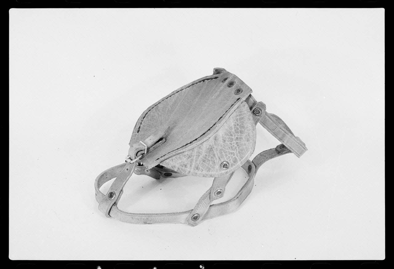 photographie Outil pour le passage des cornes et la fixation sur la tête du bélier Ph.1978.1.101 Photo