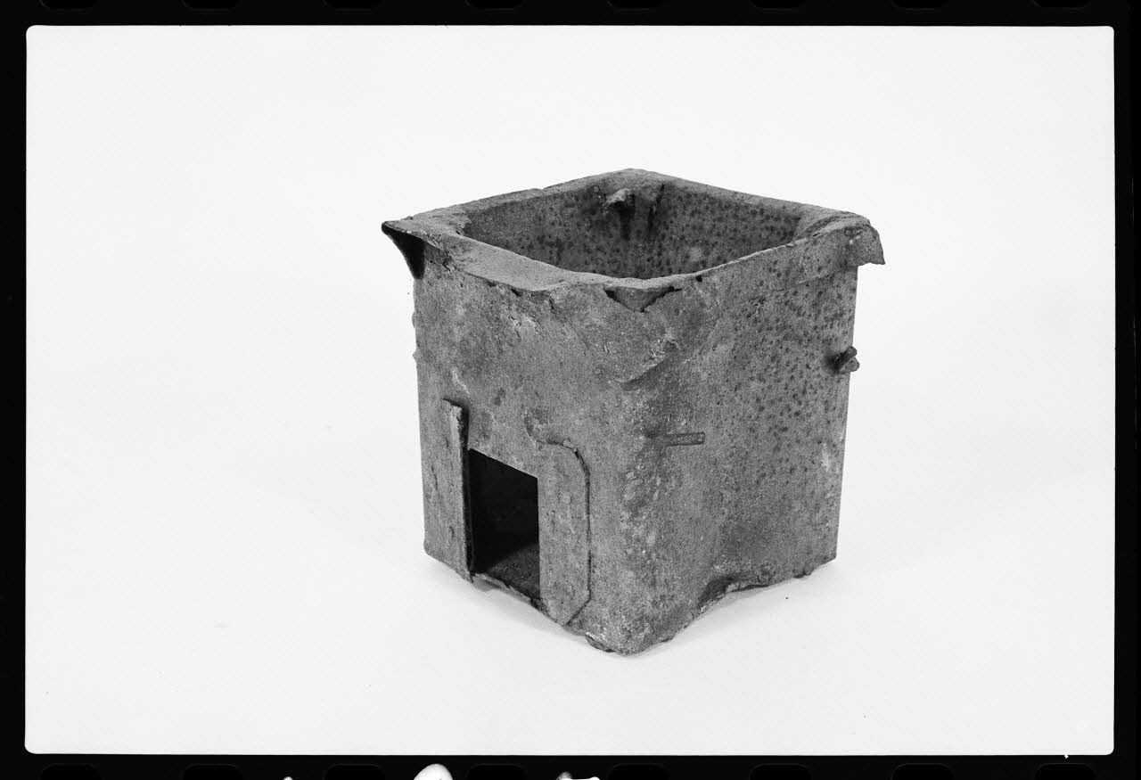 photographie Fourneau en métal à deux anses dit "Esqouffeto" Ph.1978.1.105 Photo