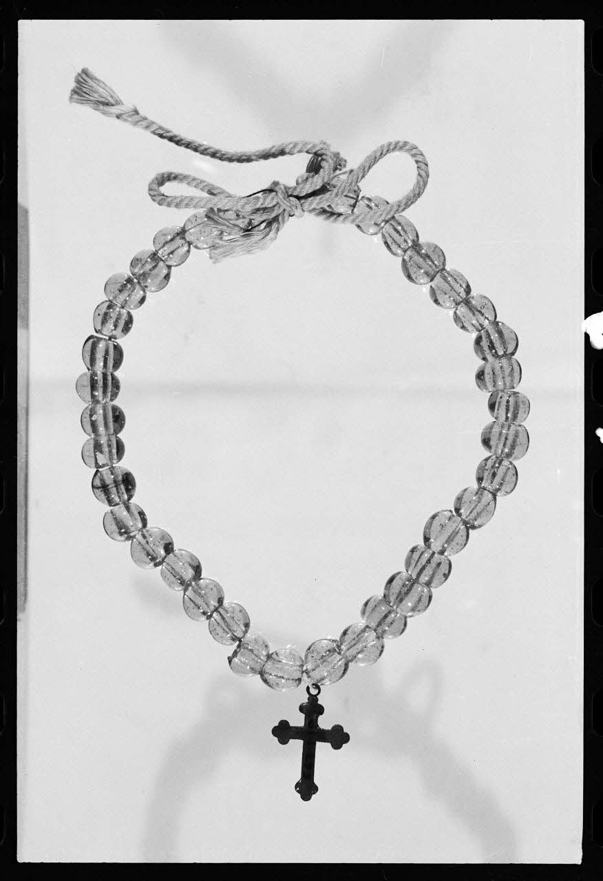 photographie Amulette de protection médicale en verre et en métal Ph.1978.1.12 Photo