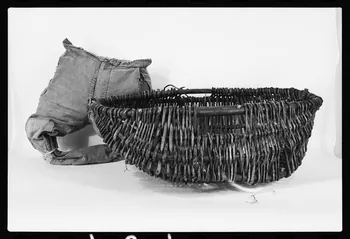 photographie Coussin de paille posé sur la tête pour porter des paniers dit "Cabessal" Ph.1978.1.121 Photo