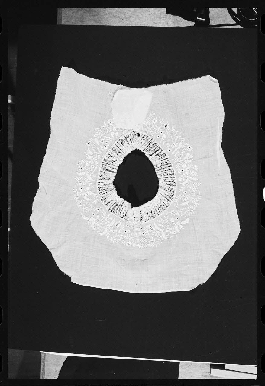 photographie Guimpe en tulle brodé Ph.1978.1.13 Photo