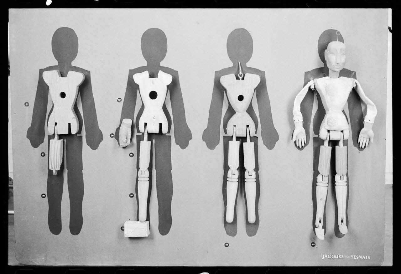 photographie Chez Monsieur Jacques Chesnais. Séquence de fabrication de marionnettes à fil. 1952 Ph.1978.1.130 Photo