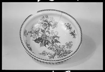photographie Cuvette en faïence avec un décor de fleurs Ph.1978.1.15 Photo