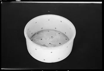 Alain Guey photographie Egouttoir en faïence blanche Ile-de-France, France 1978 Ph.1978.1.181 Photo