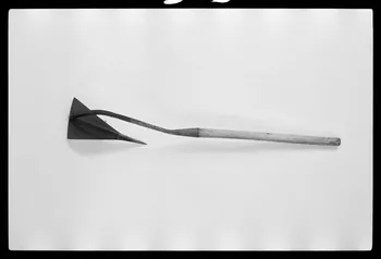 photographie Houe légère à lame retournée dite "Bed' cra" ou bec de oiseau Ph.1978.1.55  Photo