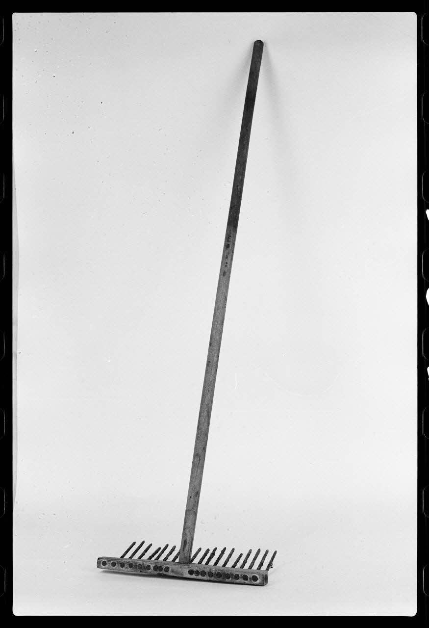 photographie Outillage spécialisé : râteau d'ostréiculteur Ph.1978.1.585 Photo