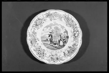 A. Chastanier photographie Assiette portant l'inscription : "En avril, à la saint Georges sème tes orges" Ile-de-France, France 1974 Ph.1974.48.17  Photo