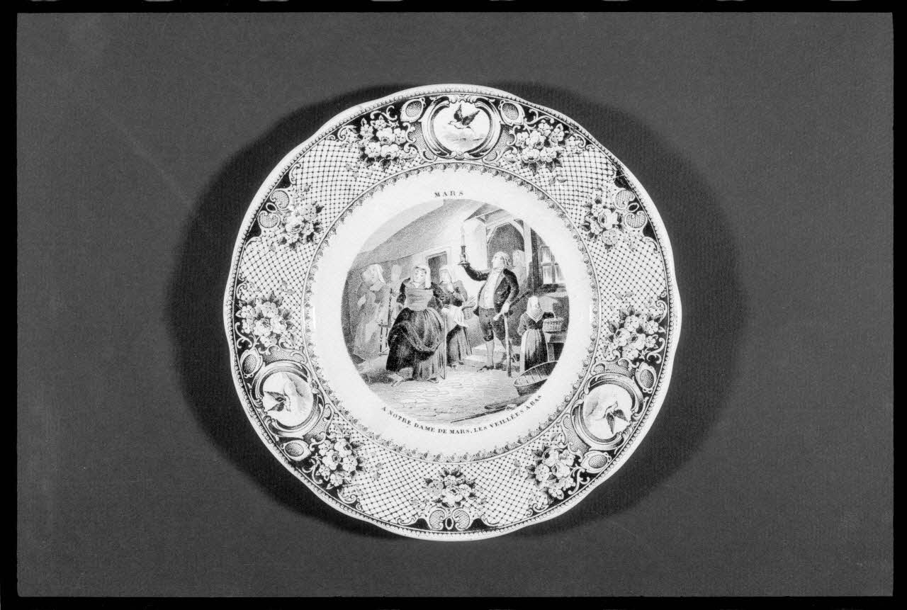 A. Chastanier photographie Assiette portant l'inscription : "A Notre-Dame de mars, les veillées à bas" Ile-de-France, France 1974 Ph.1974.48.19 Photo