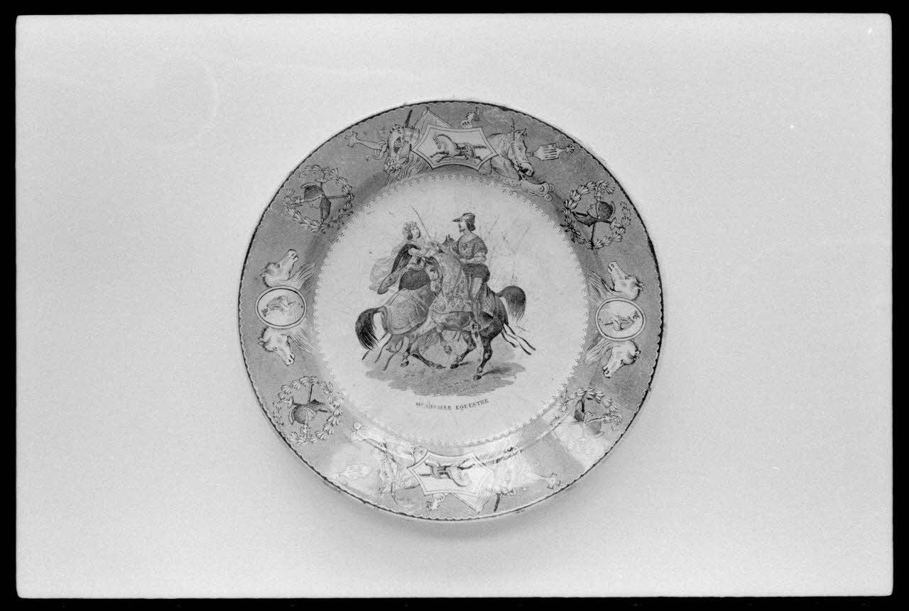 Josiane Bézinian photographie "Quadrille équestre". Assiette en noir et blanc. Provenant de Creil et Montereau Ile-de-France, France 1974/3/1 Ph.1974.59.10 Photo