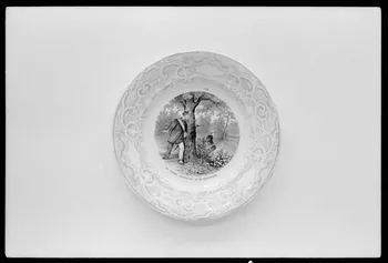 Josiane Bézinian photographie "Le garde-champêtre et le braconnier". Assiette en noir et blanc. Provenant de Creil-et-Montereau Ile-de-France, France 1974/3/1 Ph.1974.59.17  Photo