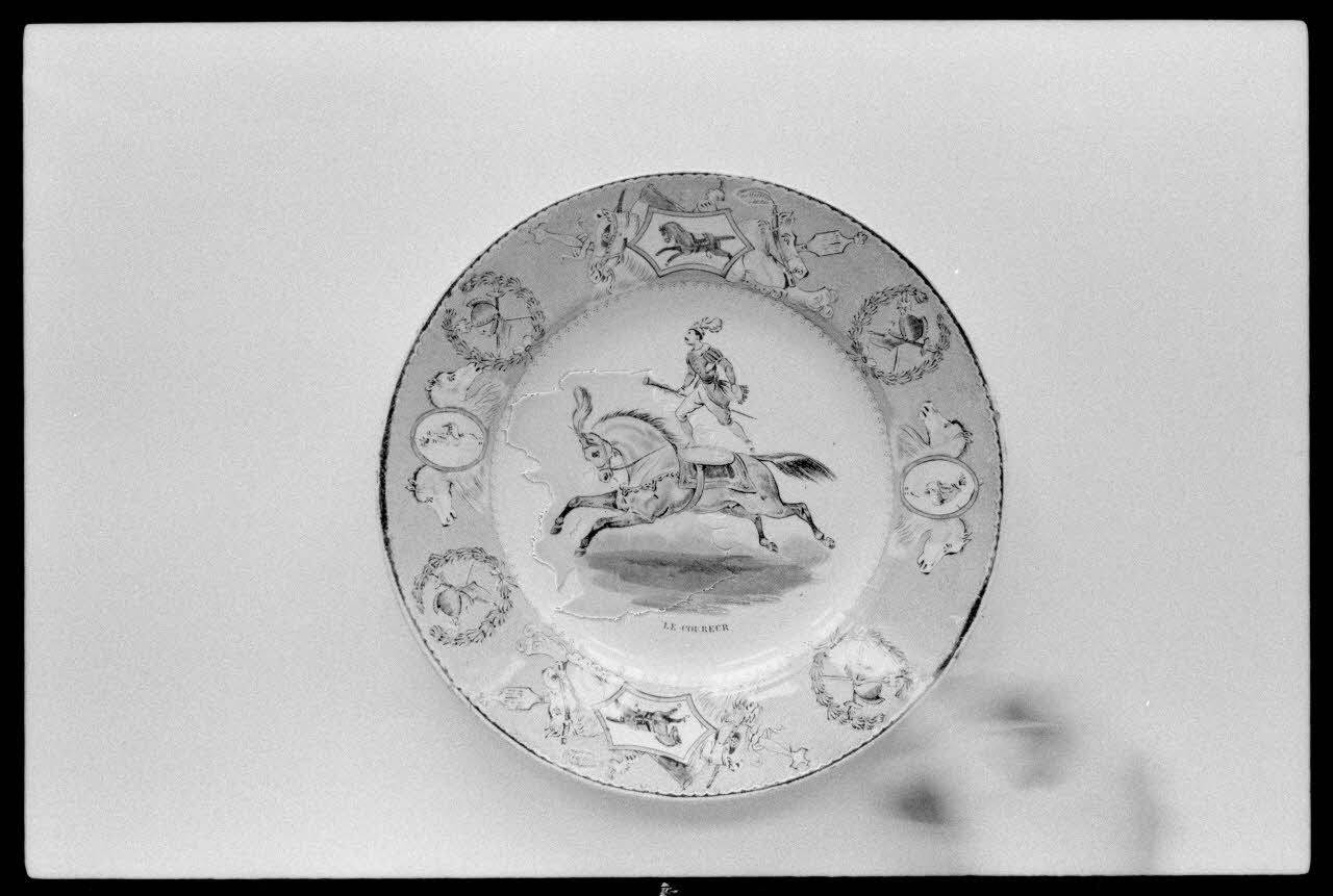 Josiane Bézinian photographie "Le coureur". Assiette en couleur. Provenant de Creil et Montereau Ile-de-France, France 1974/3/1 Ph.1974.59.4 Photo