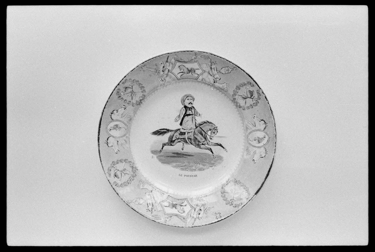Josiane Bézinian photographie "Le Poussah". Assiette en couleur. Provenant de Creil et Montereau Ile-de-France, France 1974/3/1 Ph.1974.59.5 Photo