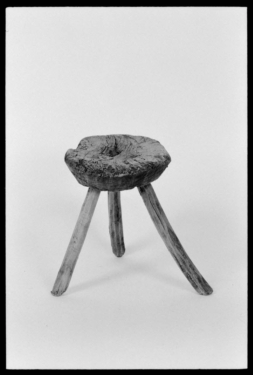 Alain Guey photographie Tabouret à traire Ile-de-France, France 1974 Ph.1974.63.84 Photo