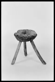 Alain Guey photographie Tabouret à traire Ile-de-France, France 1974 Ph.1974.63.84 Photo