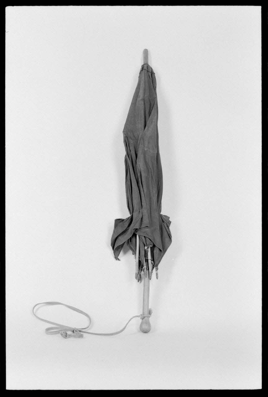 Alain Guey photographie Parapluie de berger Ile-de-France, France 1974 Ph.1974.63.85 Photo